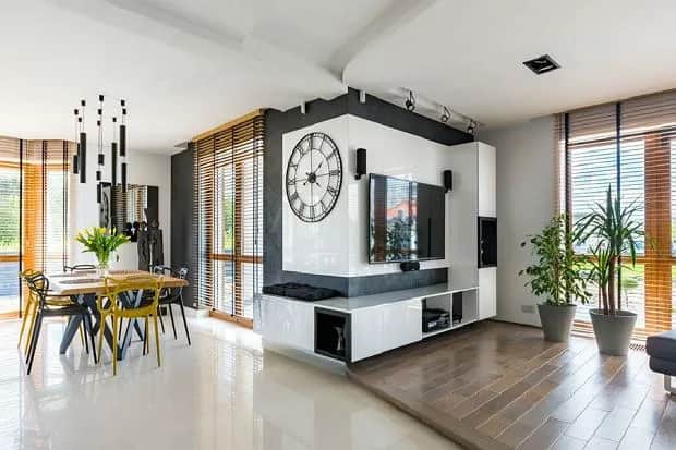 Jak ozdobić ścianę nad kominkiem? 10 inspirujących pomysłów na dekorację