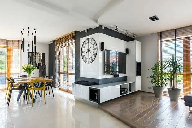 Jak ozdobić ścianę nad kominkiem? 10 inspirujących pomysłów na dekorację