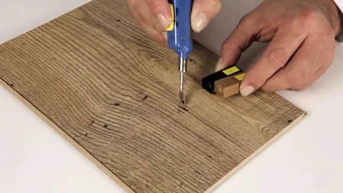 Jak zerwać panele podłogowe bez uszkodzeń - krok po kroku