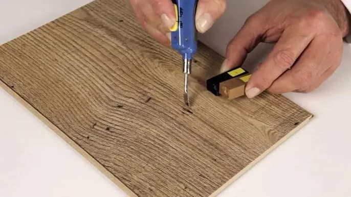 Jak zerwać panele podłogowe bez uszkodzeń - krok po kroku