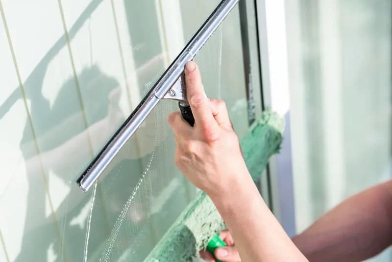Jak skutecznie usunąć smugi na oknach i uniknąć błędów w czyszczeniu