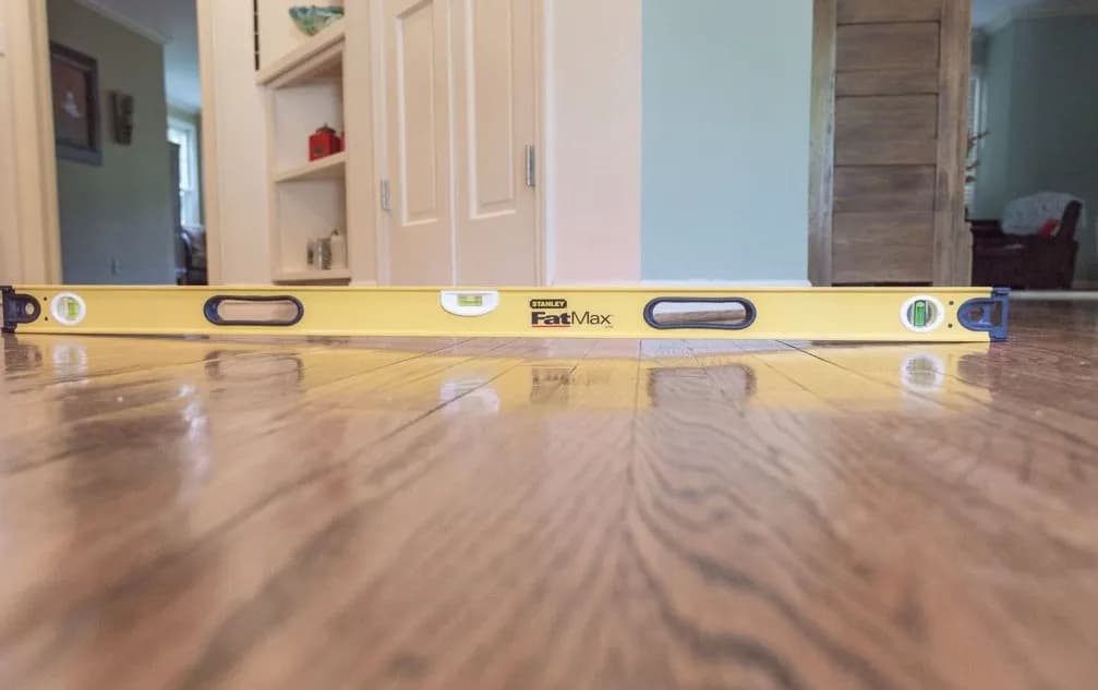 Jak zdemontować panele podłogowe bez uszkodzeń i frustracji