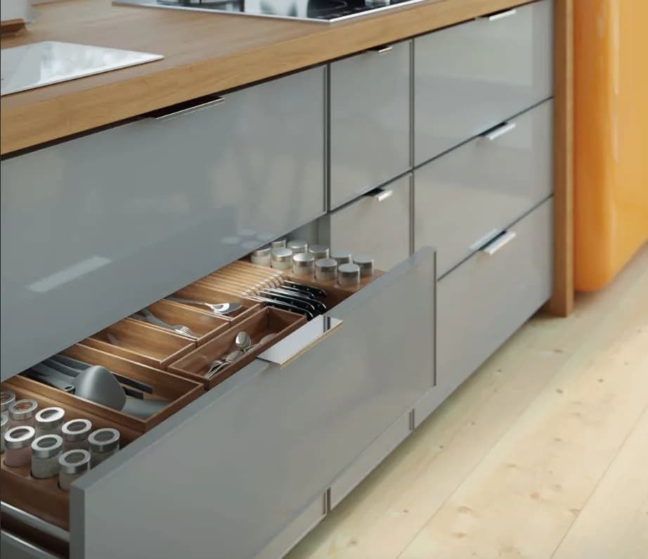 Jakie uchwyty do szarych mebli kuchennych wybierać, aby nie żałować?