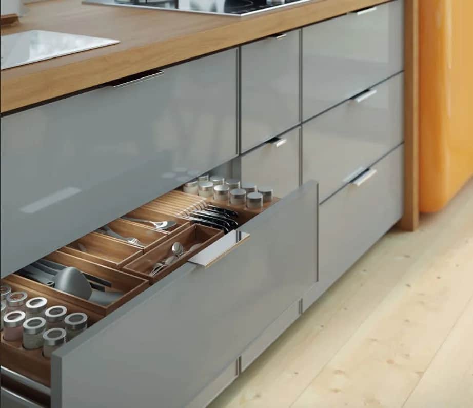 Jakie uchwyty do szarych mebli kuchennych wybierać, aby nie żałować?