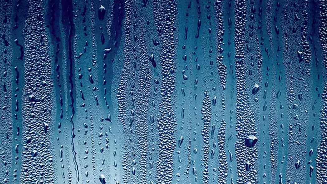 Jak pozbyć się wody z okien i uniknąć problemów z wilgocią