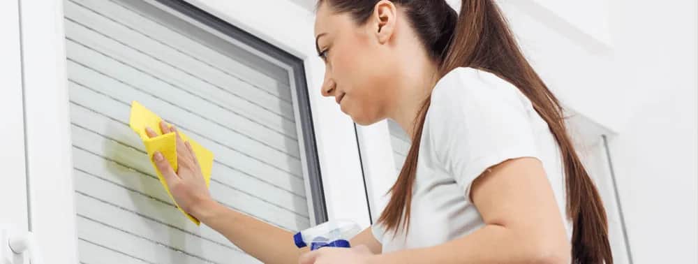 Jak skutecznie czyścić okna plastikowe, aby uniknąć zarysowań?