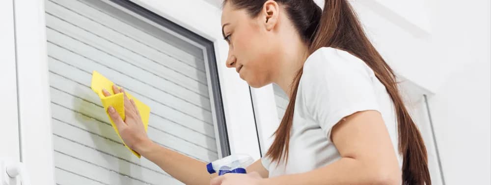 Jak skutecznie czyścić okna plastikowe, aby uniknąć zarysowań?