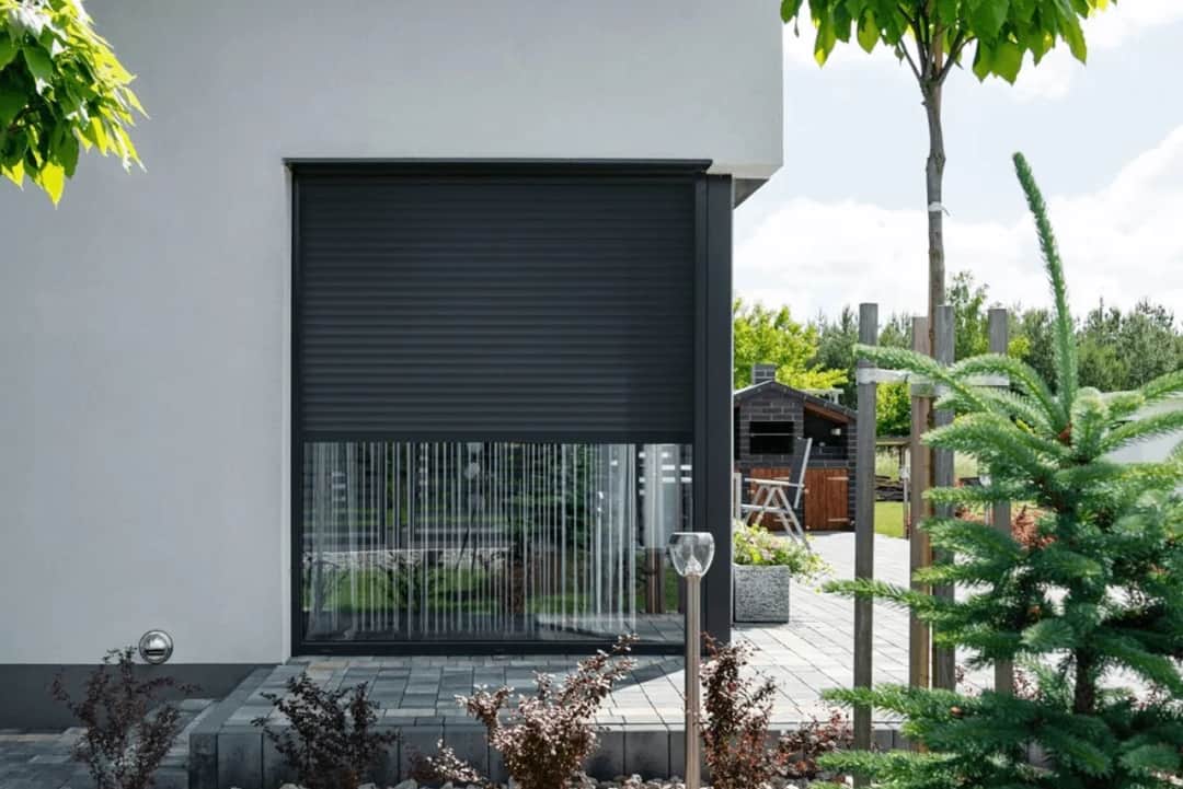 Jakie rolety na drzwi tarasowe przesuwne wybierać, aby uniknąć problemów?