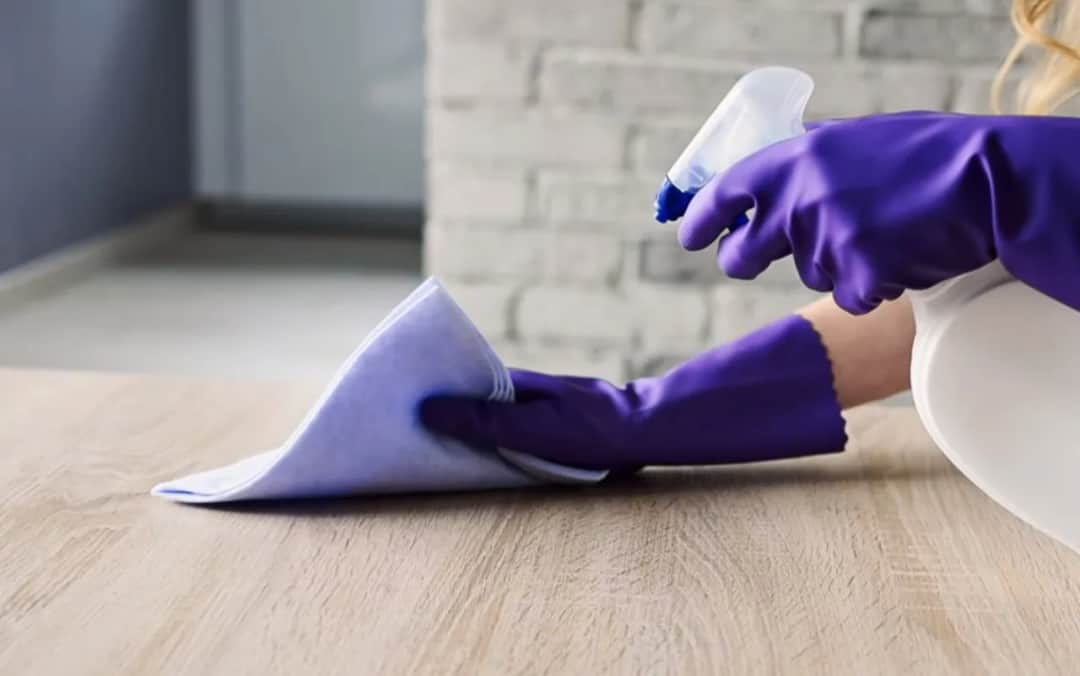 Czym myć meble, żeby nie osiadał kurz i dłużej były czyste?