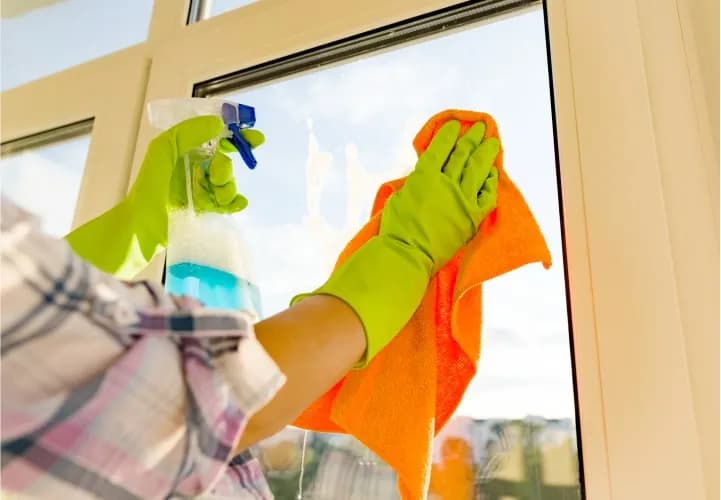 Jak perfekcyjnie umyć okna bez smug i zyskać idealny blask