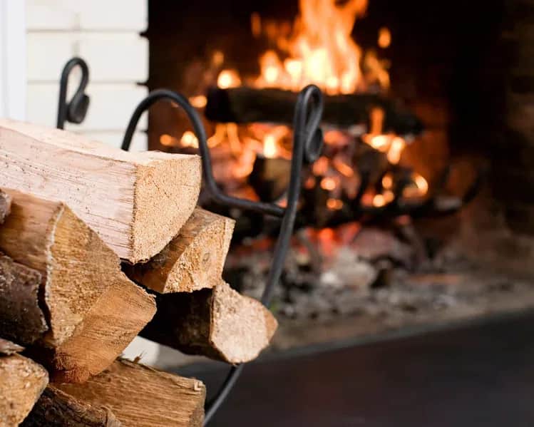 Jak palić w kominku żeby nie śmierdziało - uniknij dymu i zapachów