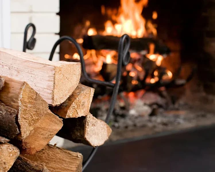 Jak palić w kominku żeby nie śmierdziało - uniknij dymu i zapachów