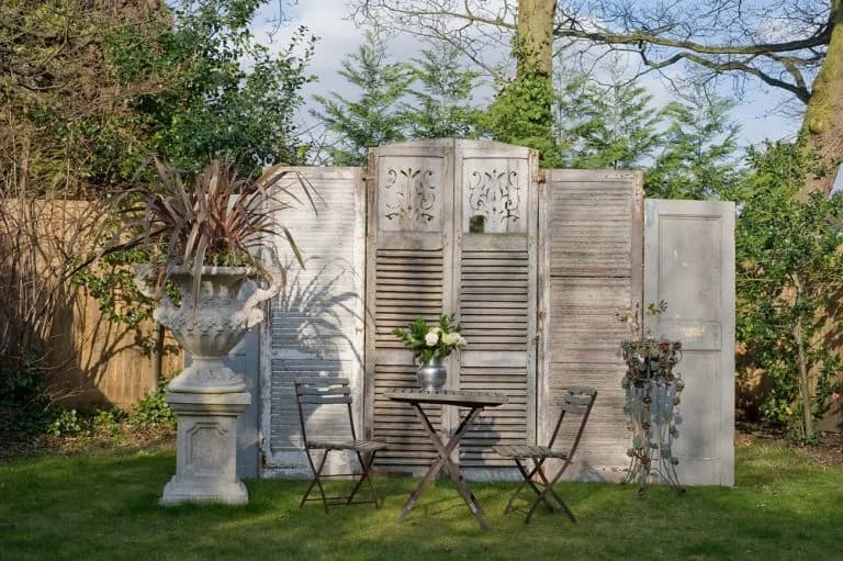 Co zrobić ze starych drzwi? 10 kreatywnych pomysłów na nowe życie